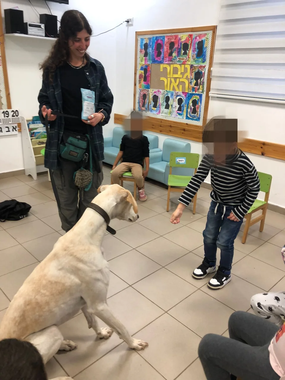 לי מנחה מפגש כלבנות טיפולית לצד כלב ומשתתפת